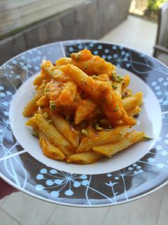 Foto di Penne con crema di carote e pistacchi