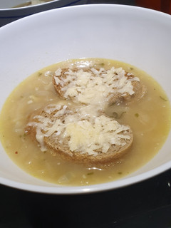 Una foto de Sopa de cebolla a mi manera con miso