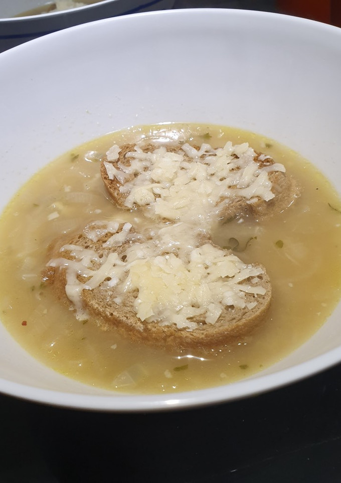 Una foto de Sopa de cebolla a mi manera con miso