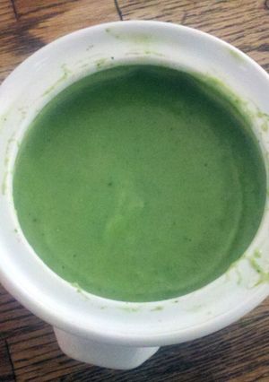 A picture of avacado sauce.