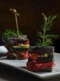 Club sandwich pain à l'encre de seiche, avocat et saumon gravlax à la betterave