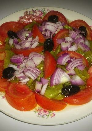 Une photo de Salade poivron tomate oignon 🍴