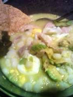 A picture of cuernavaca style white pozole with chicken.