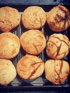 Hình của món Bánh mì mè đen HQ phiên bản e bé.