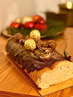 Una foto de Tronco de Navidad relleno de crema de turrón