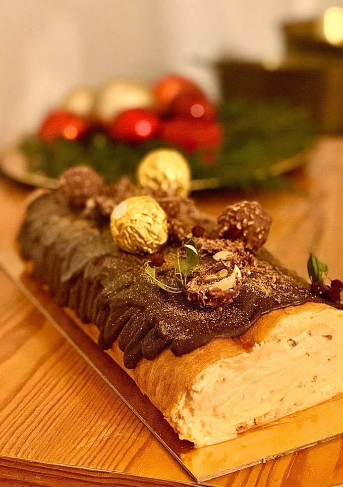 Una foto de Tronco de Navidad relleno de crema de turrón