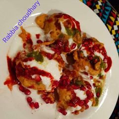 A picture of Alo tikki chaat.