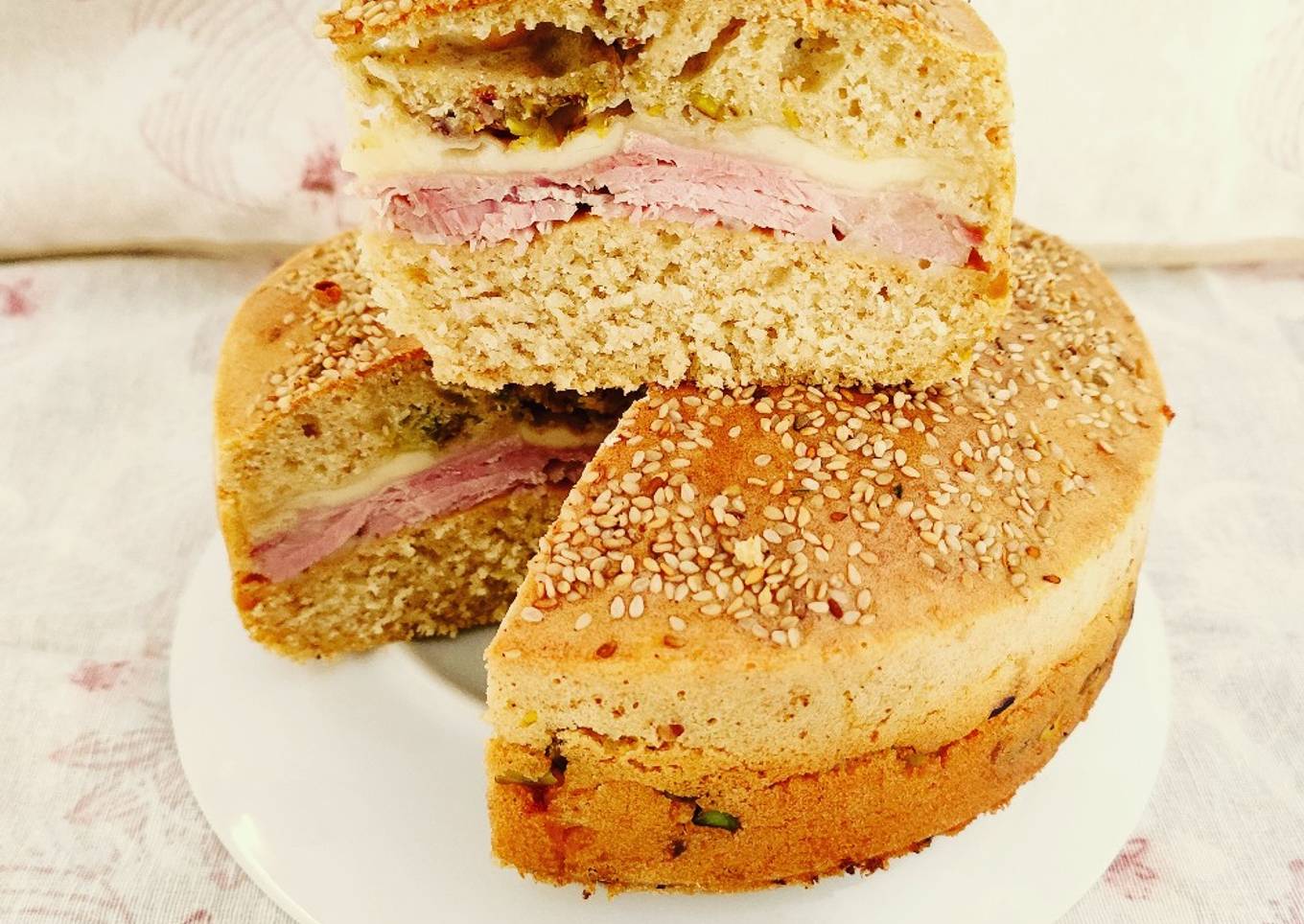 Focaccia istantanea con provolone, prosciutto cotto e pistacchi