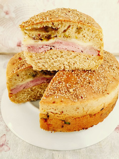 Foto di Focaccia istantanea con provola, prosciutto cotto e pistacchi