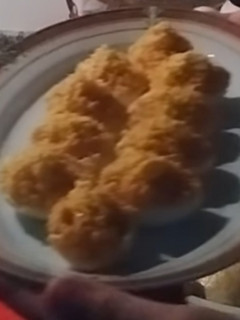 Una foto de Canapés de huevos con lacón y salsa lacón