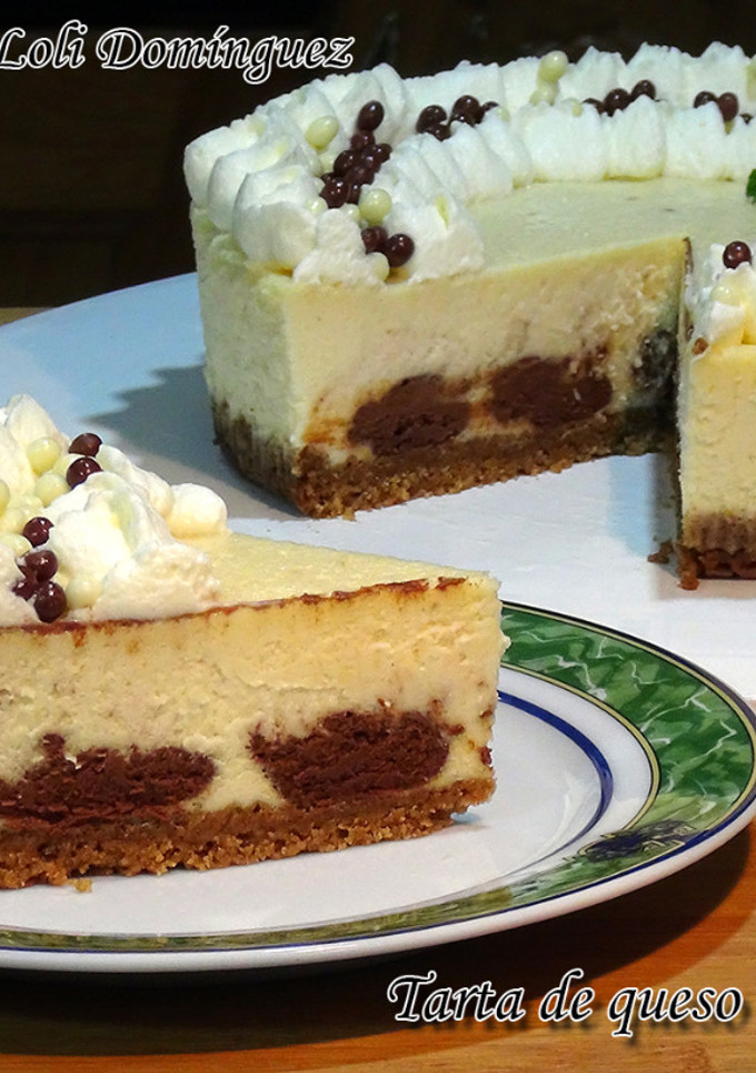 Una foto de Tarta de queso o cheesecake con chocolate. Súper fácil y deliciosa