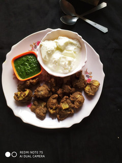 कुट्टू और आलू के पकौड़े (Kuttu aur aloo ke pakode recipe in Hindi) रेसिपी मुख्य फोटो