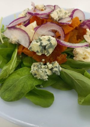 Una foto de Ensalada de Rúcula con Zapallo asado y Queso Azul