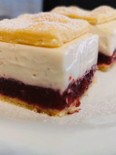 Cseresznyés mascarpone szelet recept fotója