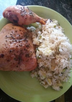 Una foto de Pollo al horno y arroz con salteado de verduras #familiar