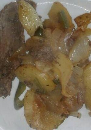 Una foto de Bifes a la olla con papas😊