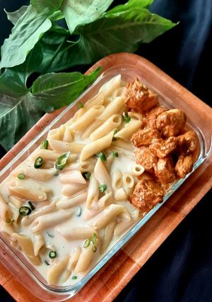 A picture of Volcanic chicken with white sauce pasta.