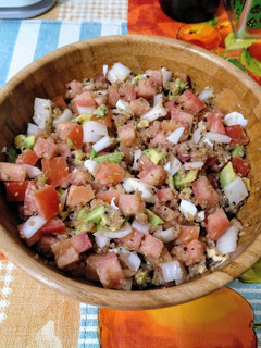 Una foto de Quinoa con tomate, aguacate y huevo duro