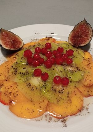 Une photo de Carpaccio de fruits d'été