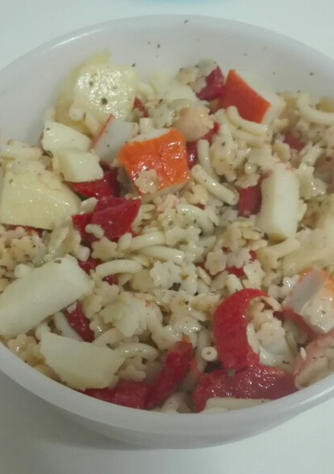 Una foto de Ensalada de estrellitas y patatas para llevar