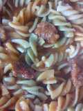 Macarrones de colores con tomate y chorizo