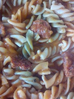 Una foto de Macarrones de colores con tomate y chorizo