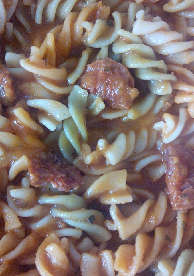 Una foto de Macarrones de colores con tomate y chorizo