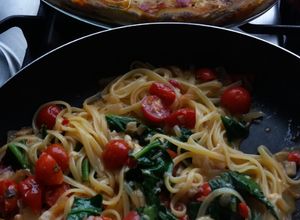 Una foto de Pastas con salteado de cherry y espinaca fresca