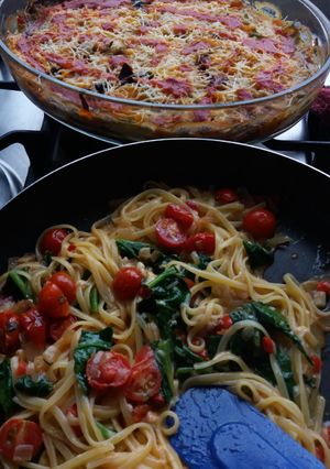 Una foto de Pastas con salteado de cherry y espinaca fresca