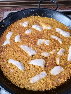 Una foto de Paella de pechuga de pollo
