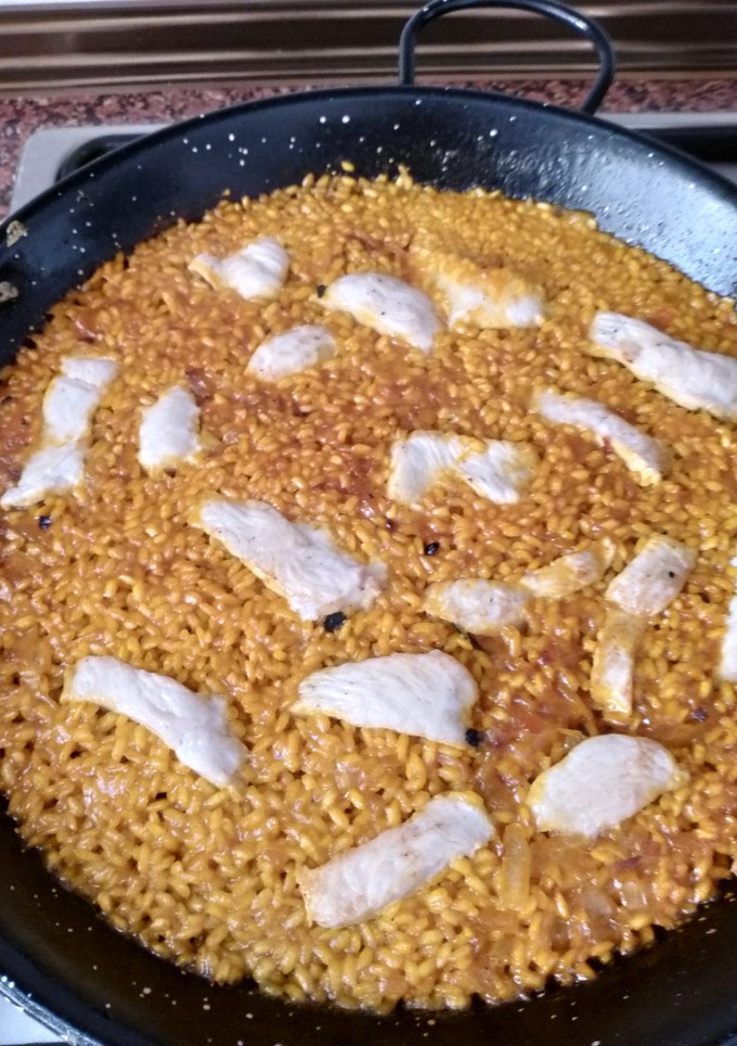 Una foto de Paella de pechuga de pollo