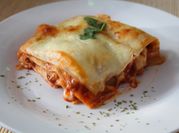 Una foto de lasaña carne bechamel