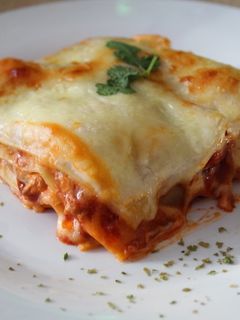 Una foto de Lasaña con salsa bechamel y boloñesa