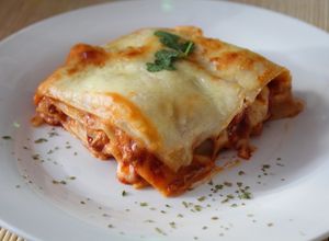 Una foto de Lasaña con salsa bechamel y boloñesa