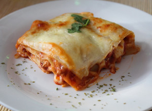 Una foto de Lasaña con salsa bechamel y boloñesa