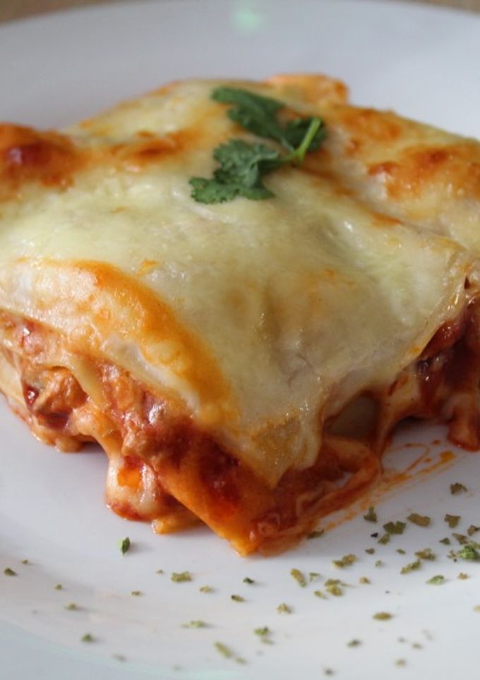 Una foto de Lasaña con salsa bechamel y boloñesa