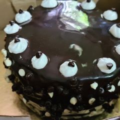 A picture of Chocolate chocochip cake.