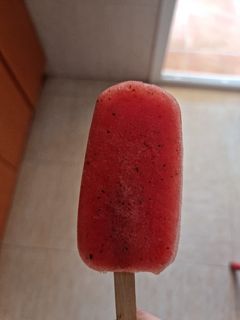 Una foto de Polo de sandía 🍉, hierbabuena 🌿 y limón 🍋