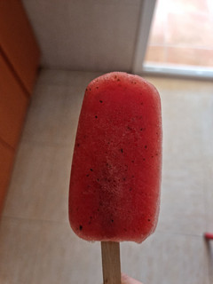 Una foto de Polo de sandía 🍉, hierbabuena 🌿 y limón 🍋