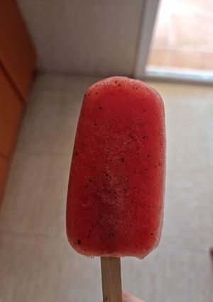 Una foto de Polo de sandía 🍉, hierbabuena 🌿 y limón 🍋