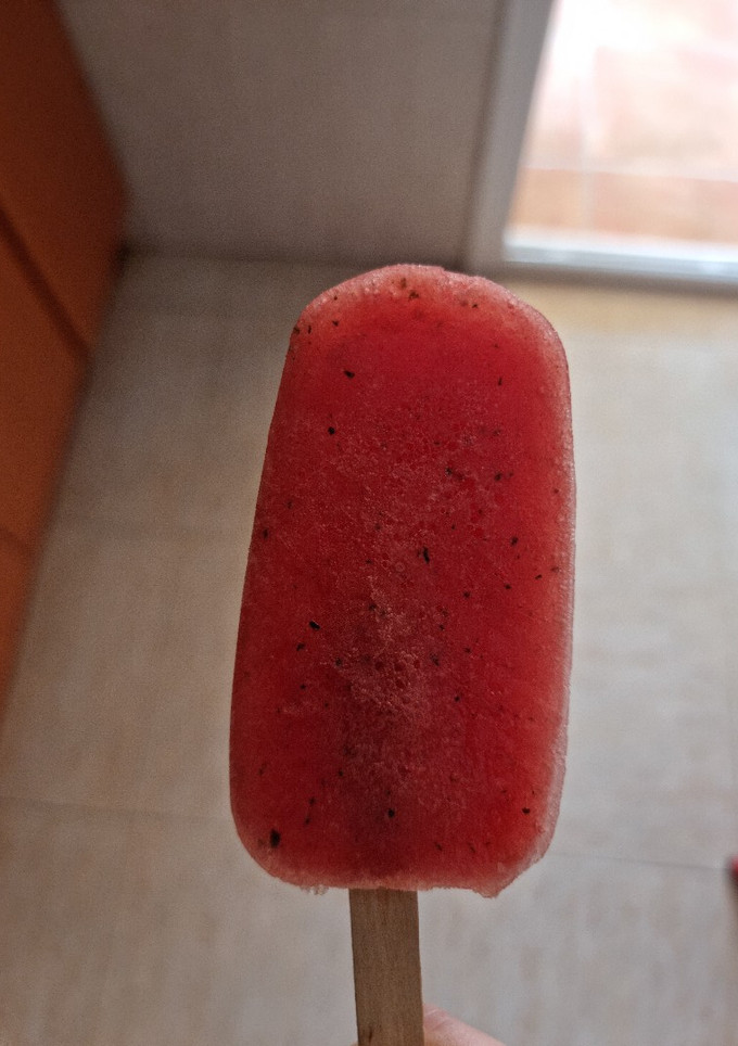 Una foto de Polo de sandía 🍉, hierbabuena 🌿 y limón 🍋