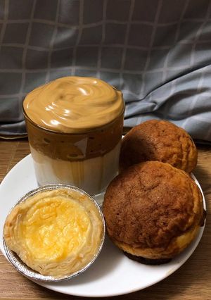 Hình của món Dalgona coffee(cà phê bọt biển).