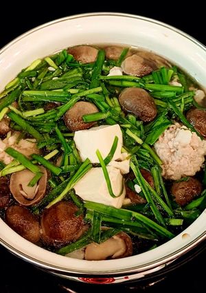 Hình của món Canh hẹ nấu mọc thịt, đậu và nấm rơm.