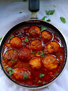 कश्मीरी दम आलू (kashmiri dum aloo recipe in Hindi) रेसिपी मुख्य फोटो