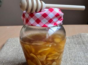 Una foto de Miel de jengibre (fermento) 🍯Infusión vías respiratorias 🤧😷🤒la farmacia en tu cocina 🍋☕🫚🐝