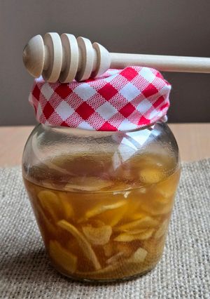 Una foto de Miel de jengibre (fermento) 🍯Infusión vías respiratorias 🤧😷🤒la farmacia en tu cocina 🍋☕🫚🐝