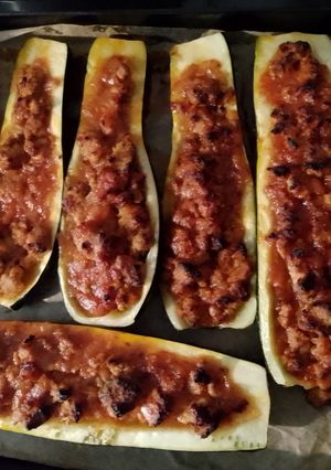Zdjęcie przepisu Pieczona Cukinia z mięsem mielonym cebulką i keczupem.