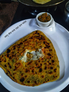 आलू चीज़ स्टफ उड़द दाल पराठा (aloo cheese stuff urad dal paratha recipe in Hindi) रेसिपी मुख्य फोटो