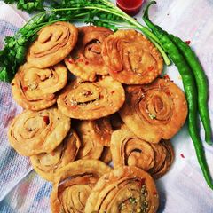 A picture of Crunchy Lachcha Mathri.