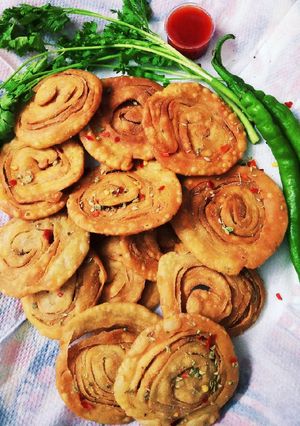 A picture of Crunchy Lachcha Mathri.